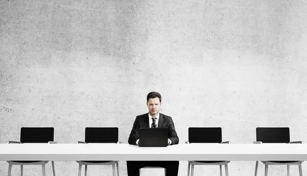 Homem de negócios com laptop — Fotografia de Stock