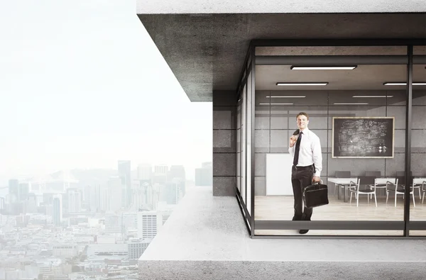 Businessman standing in loft — Stockfoto