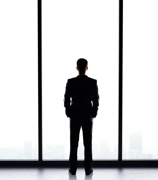Бизнесмен смотрит в окно — стоковое фото