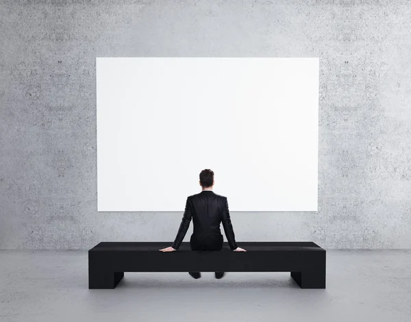 Hombre de negocios mirando al cartel — Foto de Stock