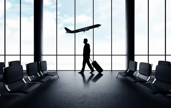 Mann läuft in Flughafen — Stockfoto