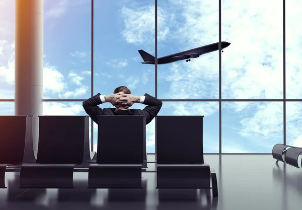 Hombre de negocios sentado en aeropuerto — Foto de Stock