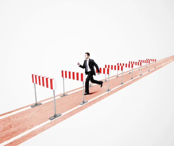 Homem saltando sobre a barreira — Fotografia de Stock