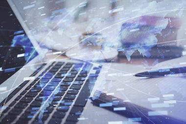 Teknoloji temalı çizimlere ve masaüstüne kahve ve masa arkasında eşyalar ile çifte pozlama. Veri araştırması kavramı.