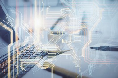 Masa arkasında kahve ve eşyalar olan iki kat harita çizimi ve masaüstü görüntüsü. Küresel veri kavramı.