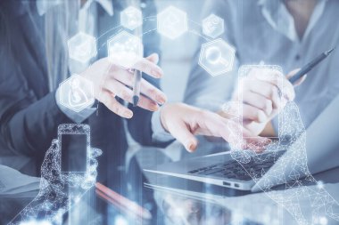 Kadın ve erkeğin birlikte çalışması ve hologram çizimi. Teknoloji konsepti. Bilgisayar arkaplanı.