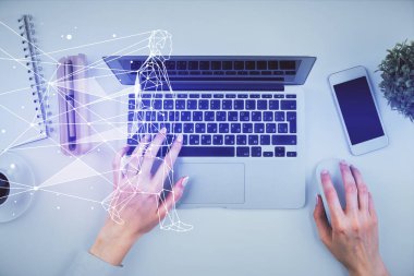 Bilgisayar ve yaratıcı hologram çizimleri üzerinde çalışan kadın elleri çift pozlama. Üst Manzara. Başlangıç konsepti.
