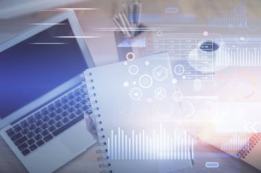 Bilgisayar ve veri temalı hologram çizimleri üzerinde çalışan kadın ellerine çok fazla maruz kalma. Teknoloji kavramı.