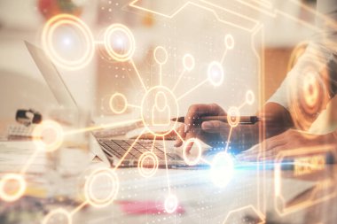 Kadın elinin bilgisayar ve sosyal ağ temalı hologram çizimlerinde çifte pozlama. Halk medyası kavramı.