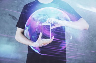 Dijital bir cihaz ve teknoloji temalı hologram çizimi kullanarak insanın elini tutarken çift pozlama. Teknoloji konsepti.