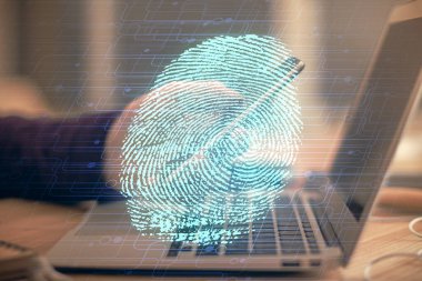Dijital bir cihaz ve parmak izi hologramı kullanarak insanın elini tutarken çift pozlama. Güvenlik kavramı.