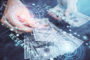 Teknolojiye çoklu maruz kalma hologram, dolar banknotları ve insan eli. Veri kavramı