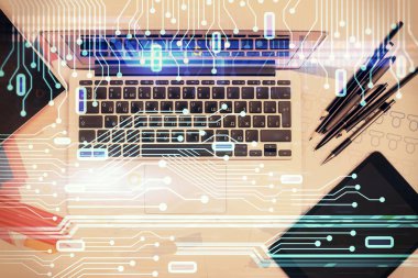 Bilgisayarlı çalışma masası arkaplanının üst görüntüsü üzerinde hologram çizimi yapılan çok sayıdaki veriye maruz kalma. Teknoloji kavramı.