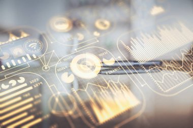 Ofisteki kahve fincanı arka planında iki kat teknoloji temalı holograma maruz kalma. Teknoloji kavramı