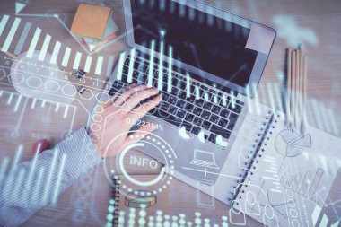 Bilgisayar klavyesinin ve teknik temalı hologram çiziminin üzerine yazarken iki kez görüntülenmiş. Üst Manzara. Teknoloji konsepti.