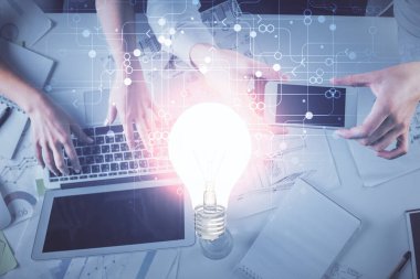 Kadın ve erkeğin birlikte çalışırken ve ampul çekerken çift pozlama. Bilgisayar arkaplanı. Üst Manzara. Fikir kavramı.