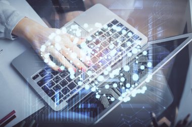 Bilgisayar ve insan beyin hologramı çizimleri üzerinde çalışan kadın ellerine çok maruz kaldı. Ai teknoloji konsepti.