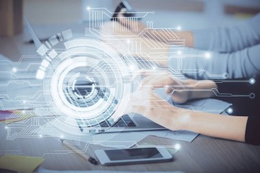 Bilgisayar ve veri temalı hologram çizimleri üzerinde çalışan kadın ellerine çok fazla maruz kalma. Teknoloji kavramı.