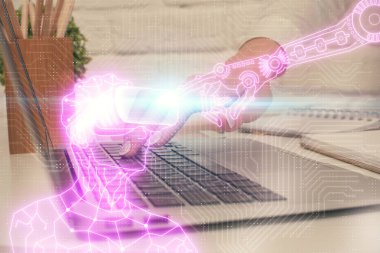 Kadın eli bilgisayarda yazarken çift pozlama ve AR gözlüklü bir adam çizim yapıyor. Eğitim kavramı.