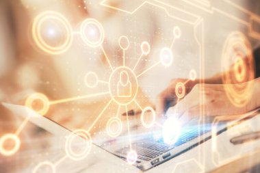 Kadın elinin bilgisayar ve sosyal ağ temalı hologram çizimlerinde çifte pozlama. Halk medyası kavramı.