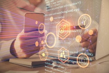 Elinde kredi kartı ve veri teması çizimi olan bir adamın ellerine iki kez maruz kalmış. E-ticaret ve teknoloji kavramı.