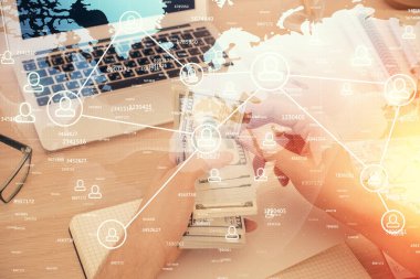 Sosyal ağ temasının çoklu pozlandırılması hologram, Amerikan dolarları ve insan eli.