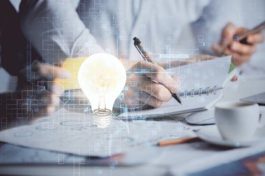 Arka planda not alan insanların üzerine çizim yapan ampullerin çifte pozu. Fikir kavramı