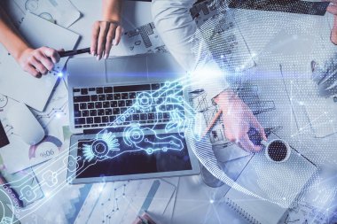 Kadın ve erkeğin birlikte çalışması ve hologram çizimi. Teknoloji konsepti. Bilgisayar arkaplanı.