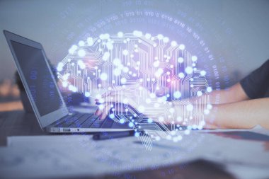 Bilgisayar ve insan beyin hologramı çizimleri üzerinde çalışan kadın ellerine çok maruz kaldı. Ai teknoloji konsepti.
