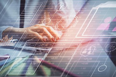 Bilgisayar ve veri temalı hologram çizimleri üzerinde çalışan kadın ellerine çok fazla maruz kalma. Teknoloji kavramı.