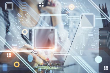 Bilgisayar ve veri temalı hologram çizimleri üzerinde çalışan kadın ellerine çok fazla maruz kalma. Teknoloji kavramı.