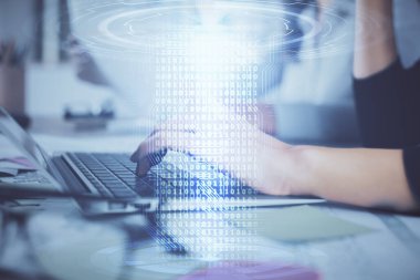 Bilgisayar ve veri temalı hologram çizimleri üzerinde çalışan kadın ellerine çok fazla maruz kalma. Teknoloji kavramı.