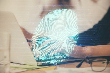 Bilgisayarda yazı yazan ve parmak izi çizimi yapan bir kadının ellerine iki kez maruz kalmış. Güvenlik kavramı.