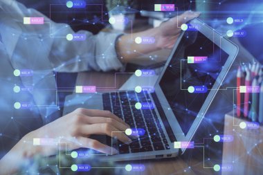 Bilgisayar ve veri temalı hologram çizimlerinde çalışan kadın elleri çift pozlama. Teknoloji kavramı.