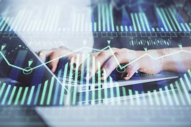 Bilgisayar ve veri temalı hologram çizimlerinde çalışan kadın elleri çift pozlama. Teknoloji kavramı.