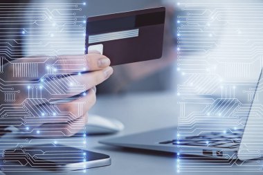 İnternetten alışveriş yapan bir kadının elinde kredi kartı ve teknoloji temalı bir çizim tutarken birden fazla pozu. Teknoloji konsepti.