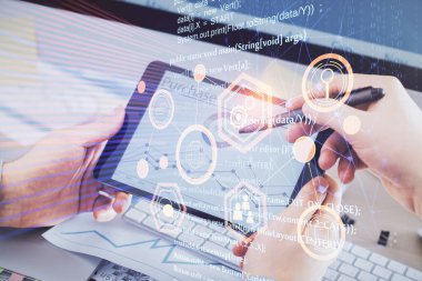 Dijital bir cihaz ve veri temalı çizim kullanan bir adamın el ele tutuşması. Yenilik kavramı.