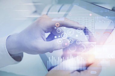 Dijital bir cihaz ve veri temalı çizim kullanan bir adamın el ele tutuşması. Yenilik kavramı.