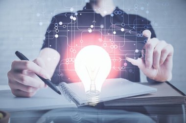 Elinde bir kredi kartı ve ampul çizimi olan bir adamın ellerine iki kez maruz kalmış. Fikir E-ticaret kavramı.