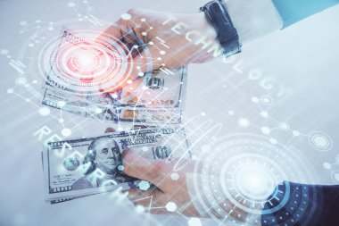 Teknolojiye çoklu maruz kalma hologram, dolar banknotları ve insan eli. Veri kavramı