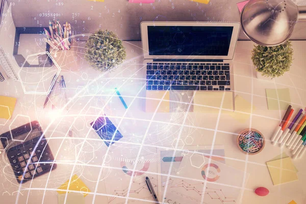 홀로그램의 노출은 컴퓨터로 테이블 그림을 그리는 것이다 네트워크의 위에서 — 스톡 사진