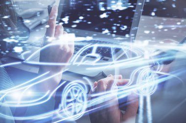 Kadın ve erkeğin birlikte çalıştığı çifte çekim ve bir araba hologramı çizimi. Otomatik pilot konsepti. Bilgisayar arkaplanı.