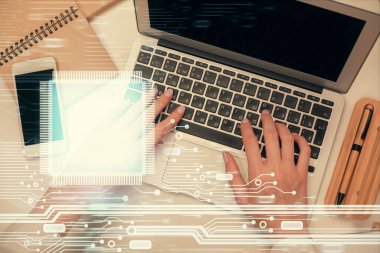 Bilgisayar ve veri temalı hologram çizimlerinde çalışan kadın elleri çift pozlama. Üst Manzara. Teknoloji konsepti.