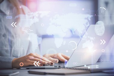 Bilgisayar ve dünya haritası çizimleri üzerinde çalışan kadın elleri çift pozlama. Uluslararası teknoloji sektörü konsepti.