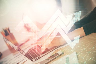 Bilgisayarda yazı yazan ve ok çizen kadınların ellerine iki kez maruz kalmışlar. Başarı konsepti.