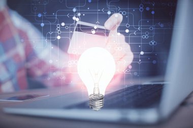 Elinde bir kredi kartı ve ampul çizimi olan bir adamın ellerine iki kez maruz kalmış. Fikir E-ticaret kavramı.