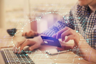 Elinde kredi kartı ve veri teması çizimi olan bir adamın ellerine iki kez maruz kalmış. E-ticaret ve teknoloji kavramı.