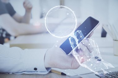 Bir insanın elini tutarken ve mobil bir cihaz ve yaratıcı hologram çizimi kullanırken çift pozlama.
