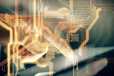 Dijital bir cihaz ve teknoloji temalı hologram çizimi kullanarak insanın elini tutarken çift pozlama. Teknoloji konsepti.