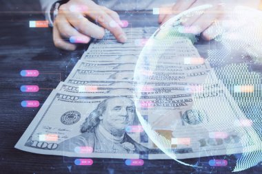 Dünya haritasının iki katına çıkarılması hologram, dolar banknotları ve insan eli..